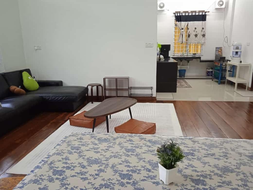 La Wood Homestay カンポン・クアラ・ベシュット エクステリア 写真