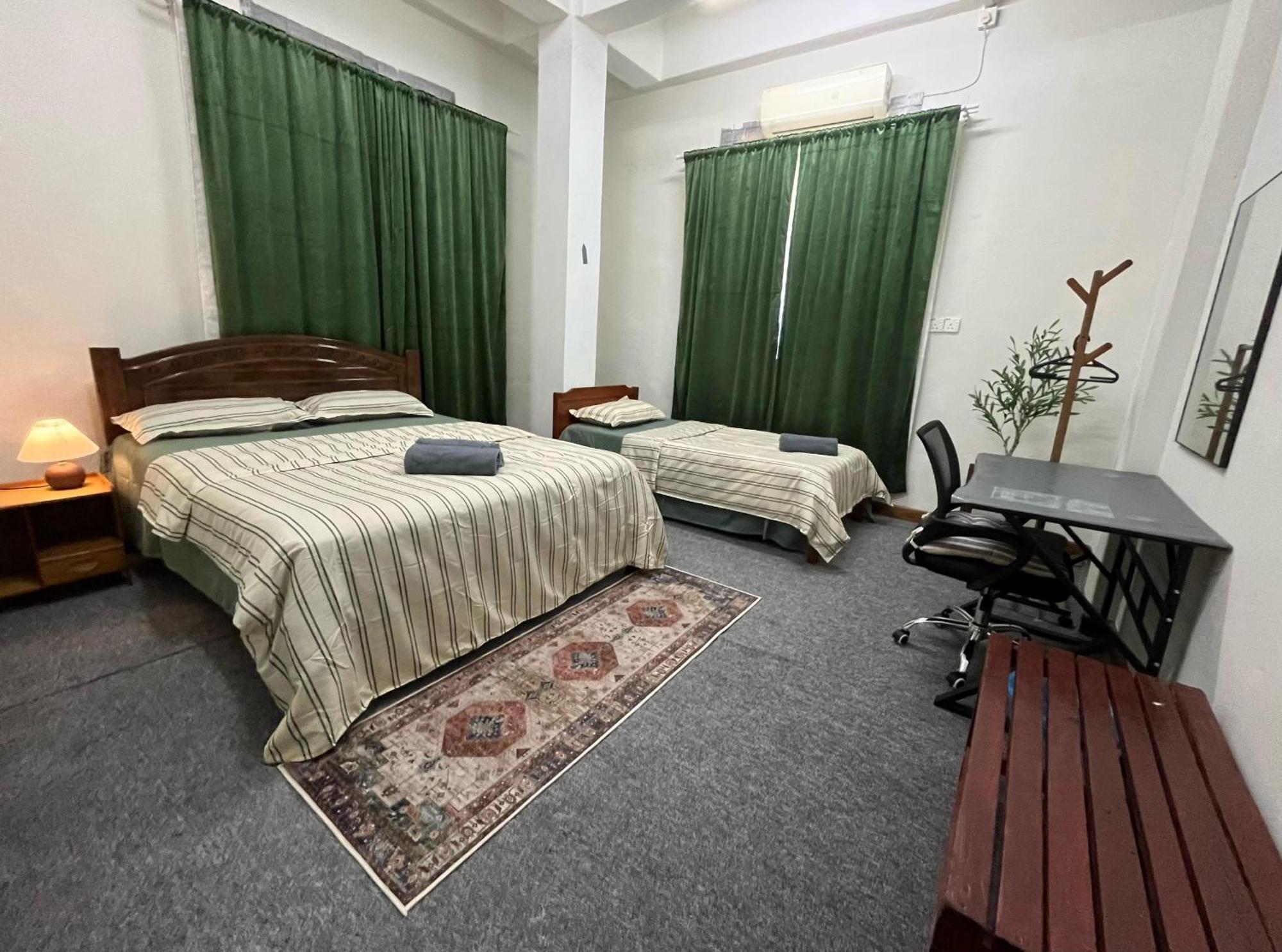 La Wood Homestay カンポン・クアラ・ベシュット エクステリア 写真